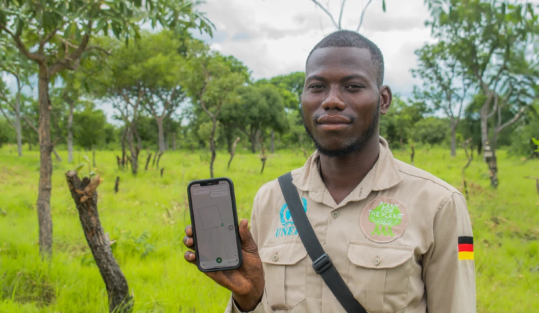 Forest worker showing Treemapper app by Plant-for-the-Planet.